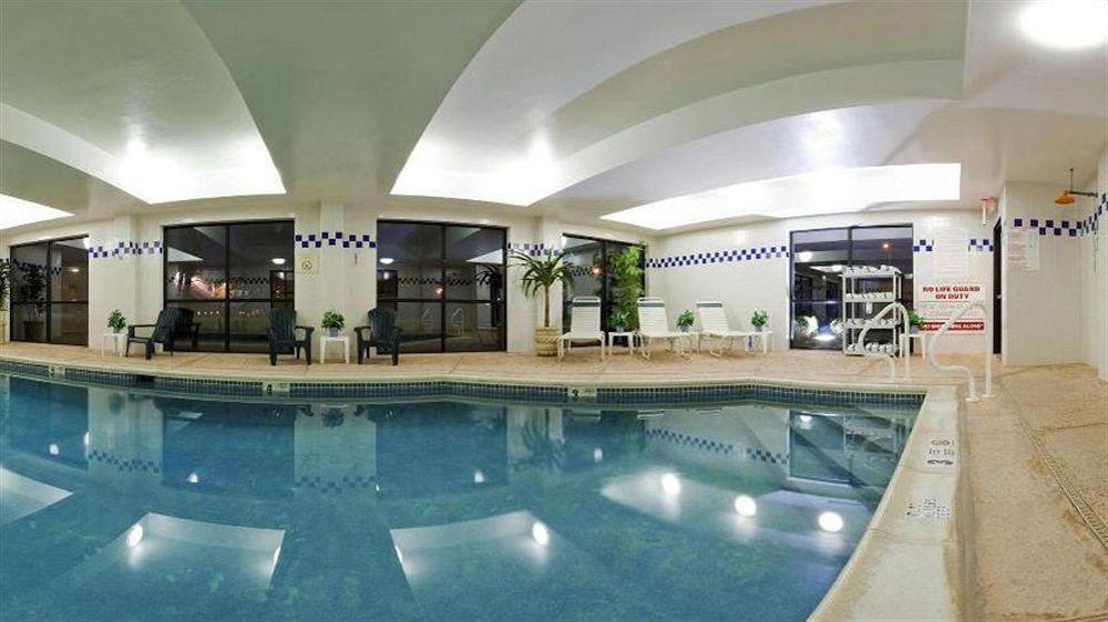 Holiday Inn Express Hotel & Suites Meadowlands Area By Ihg Carlstadt Buitenkant foto